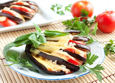 Melanzane al forno con formaggio e pomodori su un piatto