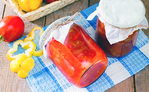 Cipolla del pepe e del pomodoro in un barattolo