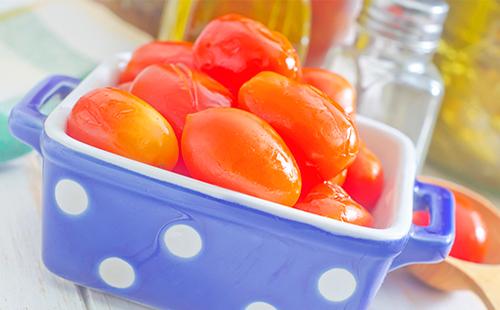 Pomodori marinati in una ciotola sul tavolo