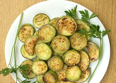 Fette di zucchine fritte su un piatto