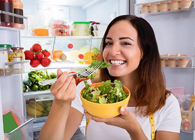 Ragazza che mangia insalata