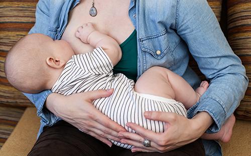 Donna che allatta al seno un bambino