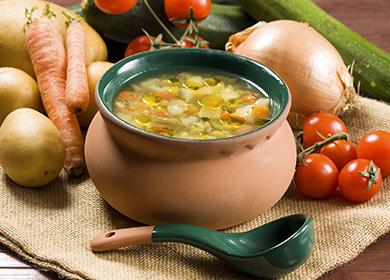 Zuppa di verdure italiana in una pentola