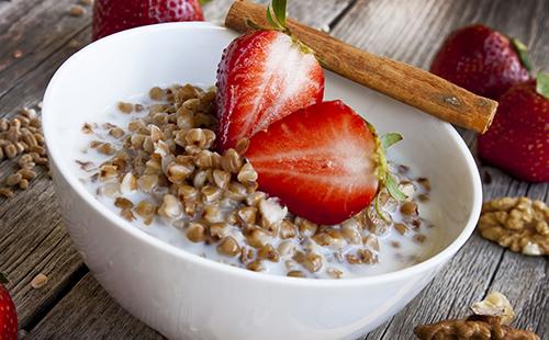 Grano saraceno con latte e fragole