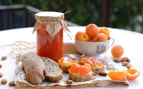 Vaso con marmellata di albicocche sul tavolo