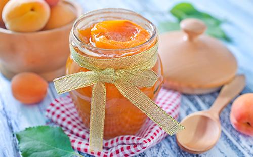 Marmellata di albicocche in un barattolo