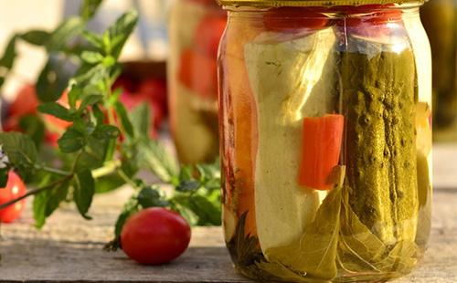 Vaso di verdure in scatola