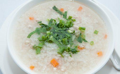 Porridge di riso liquido per colazione