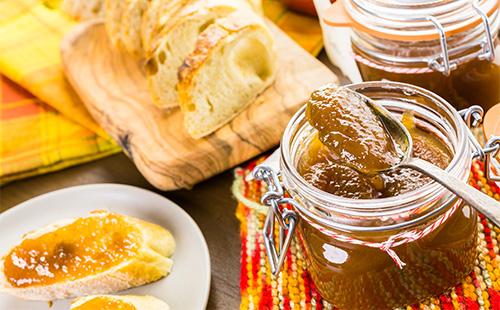 Marmellata di mele in un barattolo