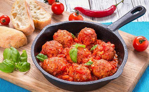 Polpette con foglie di basilico