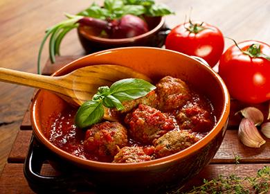 Una ciotola di polpette con pomodori