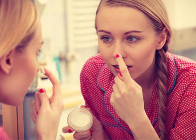 La ragazza spalma la crema per il viso