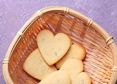 Biscotti a forma di cuore in un cestino