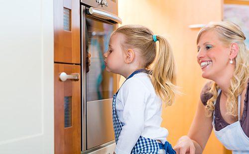 Mamma e figlia cuociono in forno