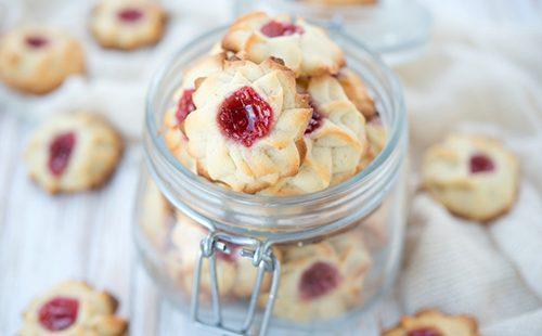 Biscotti fatti in casa con marmellata