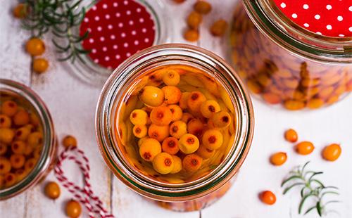 Dagat ng buckthorn ng dagat sa isang garapon