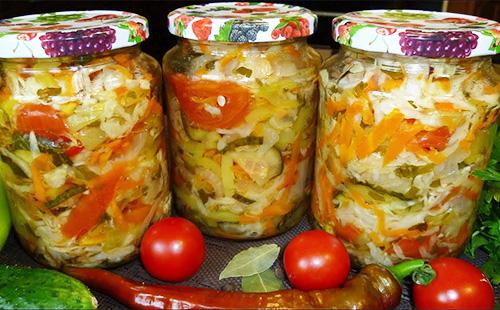 Insalata con cavolo e verdure in barattoli