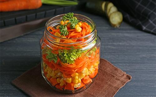 Insalata con carote e piselli in un barattolo