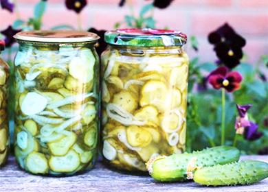 Insalata di cetrioli in un barattolo