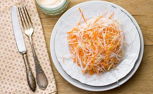 Piatto da insalata, forchetta e coltello