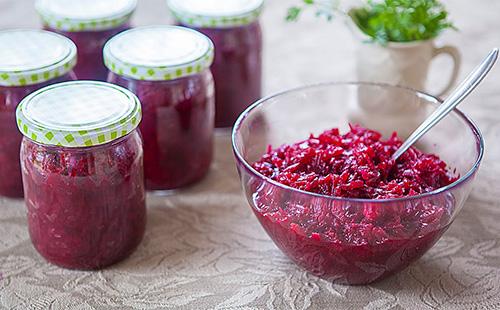 Insalata di barbabietole in una ciotola