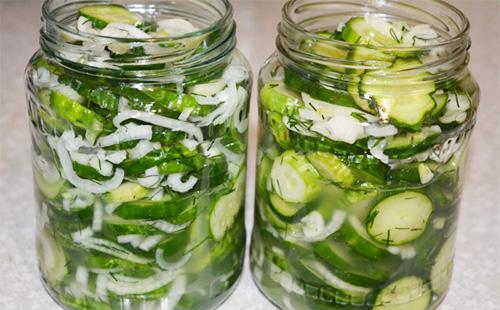 Insalata di cetrioli e cipolla in barattoli