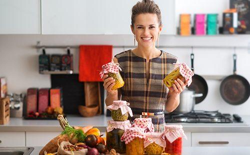 Casalinga felice in cucina