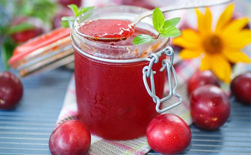 Marmellata di prugne ciliegia rossa