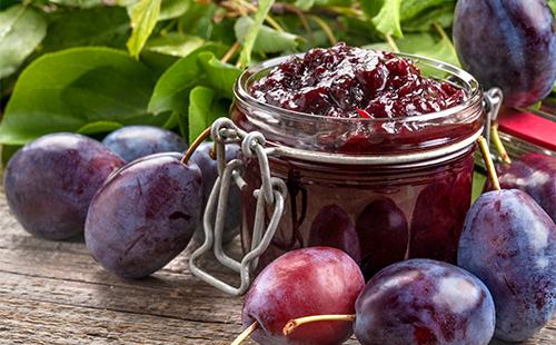 Marmellata di prugne nel barattolo