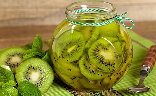 Marmellata di kiwi nel barattolo