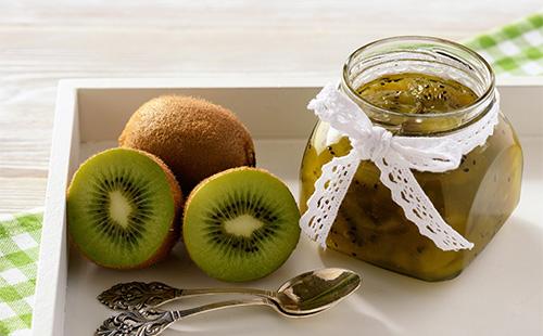 Marmellata di kiwi nel barattolo