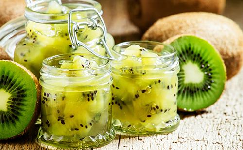 Marmellata di kiwi in barattoli