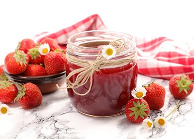 Marmellata di fragole in un barattolo sul tavolo