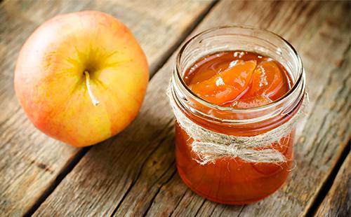 Marmellata di mele Ranet in un barattolo