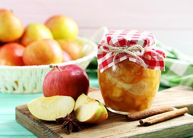 Marmellata di mele in un bellissimo barattolo