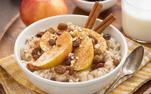 Farina d'avena con mele, uvetta e cannella