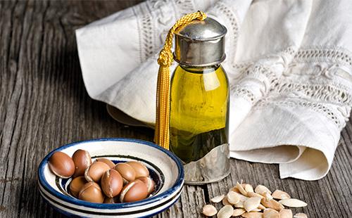 Olio di argan in una bottiglia