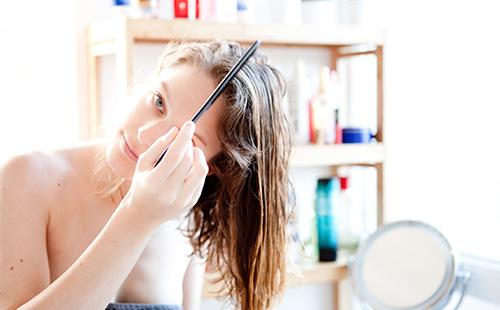 Donna che pettina i capelli bagnati