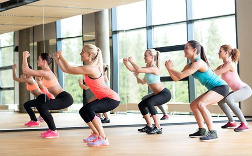 Le donne eseguono squat