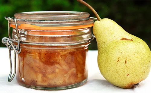 Marmellata di pere in un barattolo