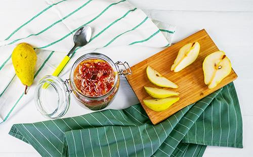 Marmellata di pere in un barattolo sul tavolo