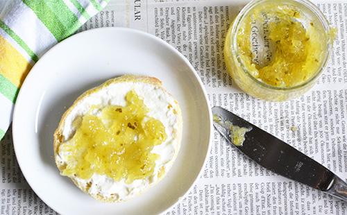 Marmellata di cetrioli su un panino