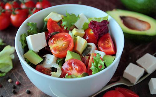 Insalata di verdure fresche con avocado