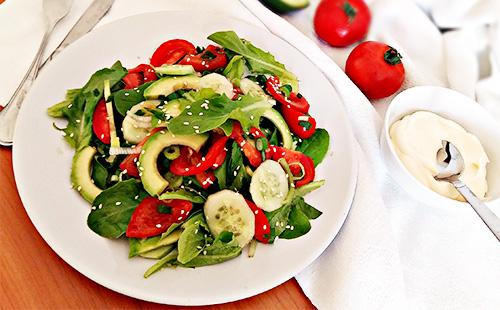 Insalata con avocado, erbe e cetrioli