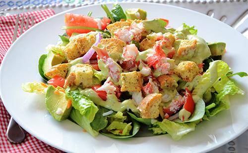 Insalata con avocado e cracker