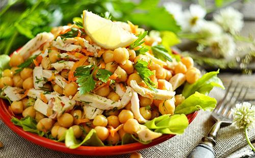 Insalata di pollo e fagioli affumicata