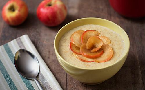 Porridge di farina d'avena con mele