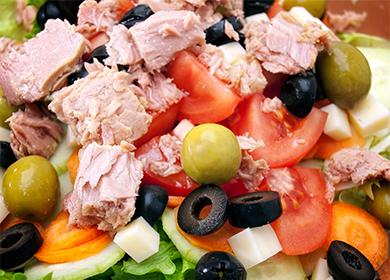 Insalata con fegato di merluzzo: come cucinare uno spuntino delizioso in mezz'ora