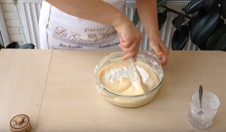 Unire l'impasto con le proteine ​​rimanenti e aggiungere la farina.