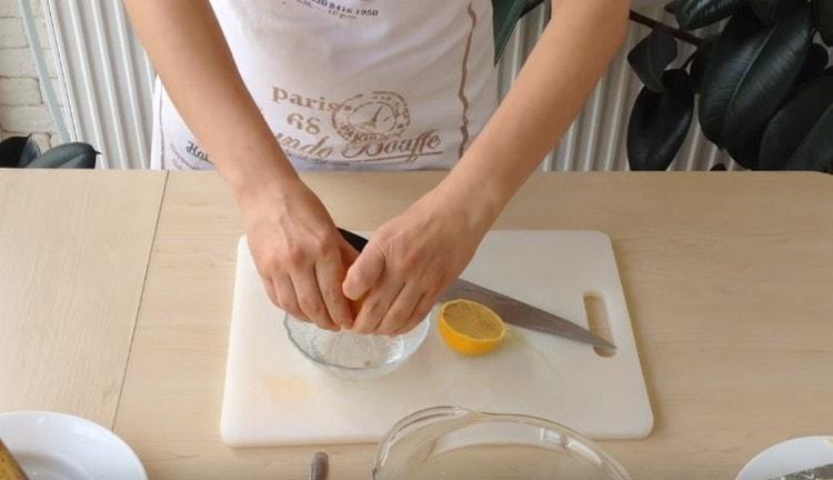 Spremi il succo di mezzo limone in acqua calda.